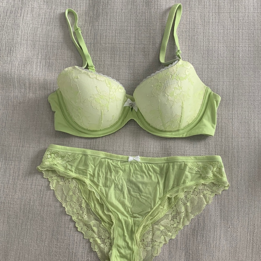 Victoria’s Secret Body by Victoria Lined Demi bra (34C) w/matching cheekini (S)